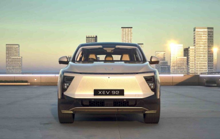 XEV 9e डैशबोर्ड: ट्रिपल डिस्प्ले के साथ टेक-सेवी इंटीरियर XEV 9e रियर सीट: आरामदायक लेगरूम के साथ 3 पैसेंजर सीटिंग XEV 9e कैमरा: 360-डिग्री कैमरा और 7 एयरबैग्स XEV 9e चार्जिंग: DC फास्ट चार्जिंग से 20 मिनट में 80% तक चार्ज