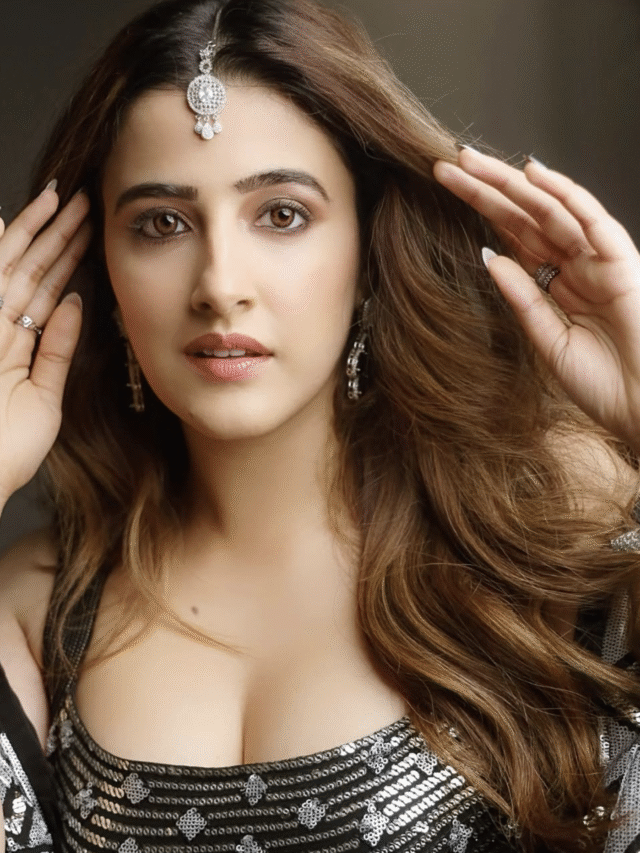 Nupur Sanon’s Stunning Ethnic & Glam Looks You Can’t Miss